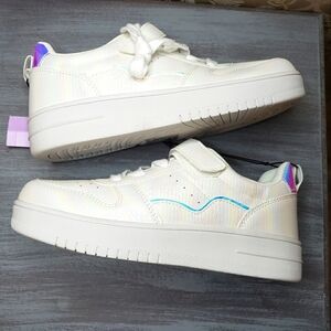 Evsie by Mia White Iridescent Sneakers Girls' size 5 NWT (sb204)